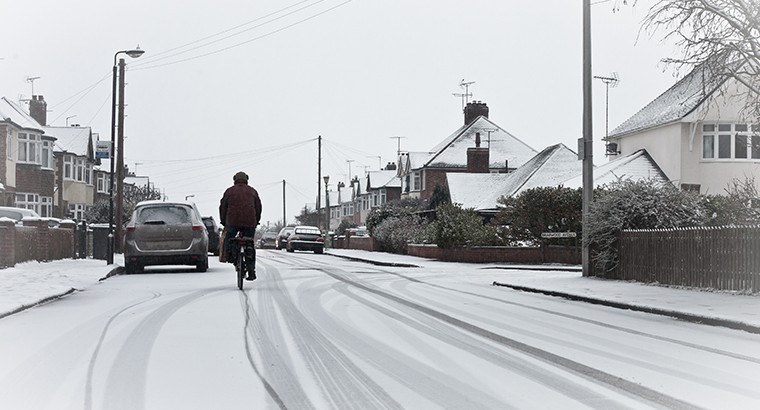 Cyclist in snow | Smarter Travel Ltd