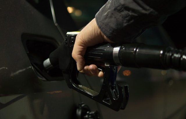 A photography of someone filling their car up with fuel | Smarter Travel Limited